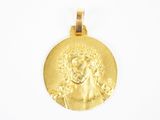 un gros plan d'une médaille d'or sur laquelle figure un lion