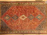 un vieux tapis est exposé dans un musée
