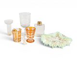 un grand nombre d'objets en verre posés sur une table