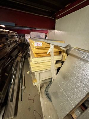 un tas de bois dans une pièce aux murs rouges
