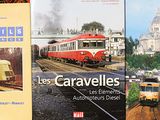 trois livres posés sur une table