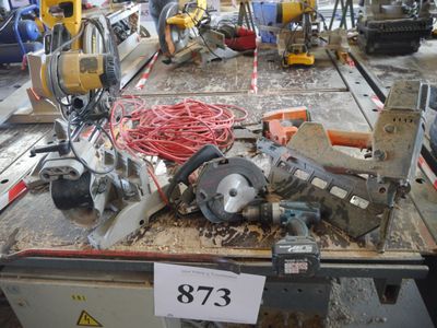 un grand nombre d'outils sur la table