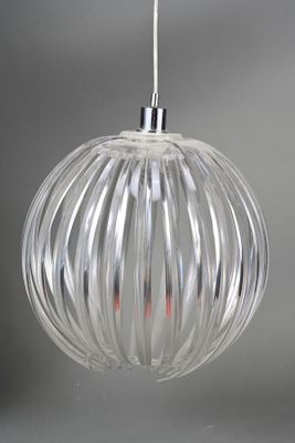 une image représentant une boule de verre transparent suspendue au plafond