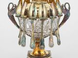 une image représentant un vase en argent et en or orné de cuillères
