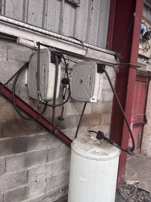 un chauffe-eau installé sur le mur d'un immeuble, à côté d'un réservoir d'eau