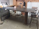 une table et des chaises dans une pièce aux murs non finis