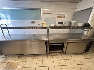 un grand comptoir en acier inoxydable dans une cuisine commerciale