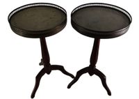 Paire de guéridons garniture cuivre dessus marbre. (photo 2)