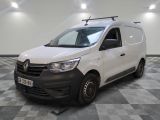 la camionnette blanche est garée sur le sol en damier d'une pièce