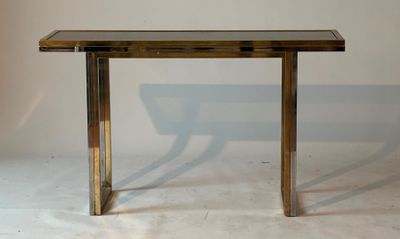 une photo d'une petite table avec un plateau en verre