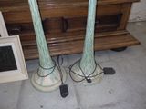 deux lampes posées l'une à côté de l'autre sur le sol