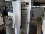 une photo d'une cuisine professionnelle équipée d'un réfrigérateur