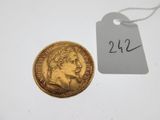 gros plan d'une pièce d'or portant une étiquette de prix