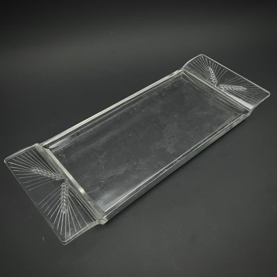 une image représentant un plateau en verre transparent orné d'un motif