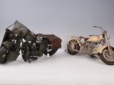 deux motos garées côte à côte sur une surface blanche