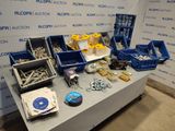 une table sur laquelle sont posés plusieurs outils