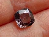 un gros plan sur la main d'une personne tenant un diamant marron et blanc