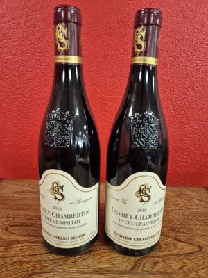 deux bouteilles de vin posées sur une table en bois