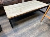 une table en bois avec une échelle dans un salon