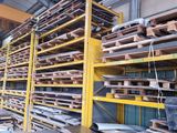 de nombreuses étagères remplies de différents types de bois