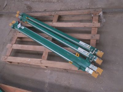 deux tiges métalliques vertes posées sur une palette en bois