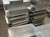une pile de tôles empilées les unes sur les autres