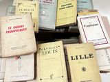 plusieurs livres empilés sur une table