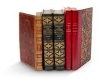trois livres sont empilés sur une surface blanche