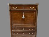 une image représentant une armoire en bois avec des tiroirs et une porte