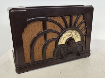 une radio à l'ancienne avec une horloge sur le dessus