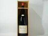 une bouteille de vin dans un coffret en bois sur une table