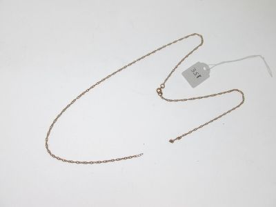 gros plan d'un collier sur une surface blanche avec une étiquette