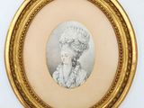 un tableau dans un cadre doré représentant une femme en robe blanche
