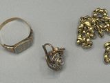 deux bagues, une chaîne et une bague posées sur une table