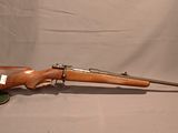 un vieux fusil avec un canon en bois et une poignée en métal