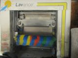 une photo d'une machine recouverte d'une couverture colorée