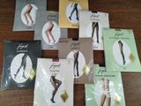 plusieurs types différents de bas moulants posés sur une table en bois