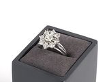 une image représentant une bague en diamant dans un écrin noir sur fond blanc
