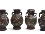 quatre vases sont alignés sur une surface blanche