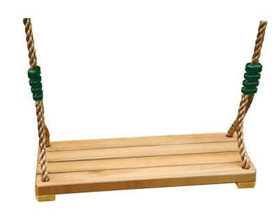 balançoire en bois avec une corde et des perles vertes sur fond blanc