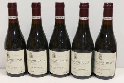six bouteilles de vin sont alignées sur une table
