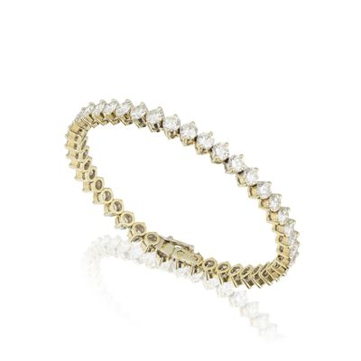 un bracelet en or jaune serti de diamants sur fond blanc