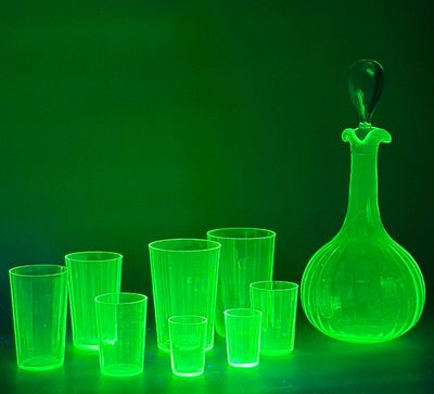 de nombreux verres et une carafe posés sur une table