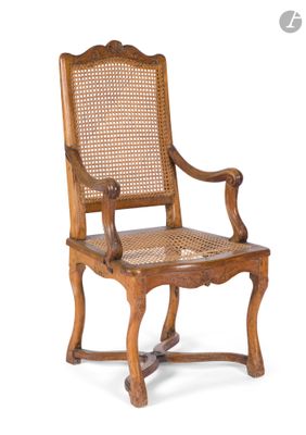 une image représentant une chaise en bois avec un dossier et des accoudoirs en rotin