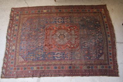 Le tapis posé au sol est très ancien et a besoin d'être nettoyé.