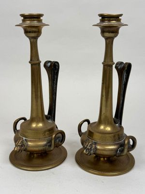 paire de bougeoirs anciens en laiton avec des poignées noires
