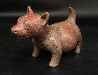 une petite figurine représentant un chien sur fond noir