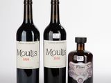 trois bouteilles de vin posées l'une à côté de l'autre sur une table