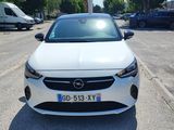 une voiture blanche garée sur le bord de la route