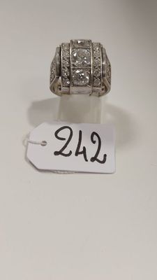gros plan d'une bague sur une table avec une étiquette de prix